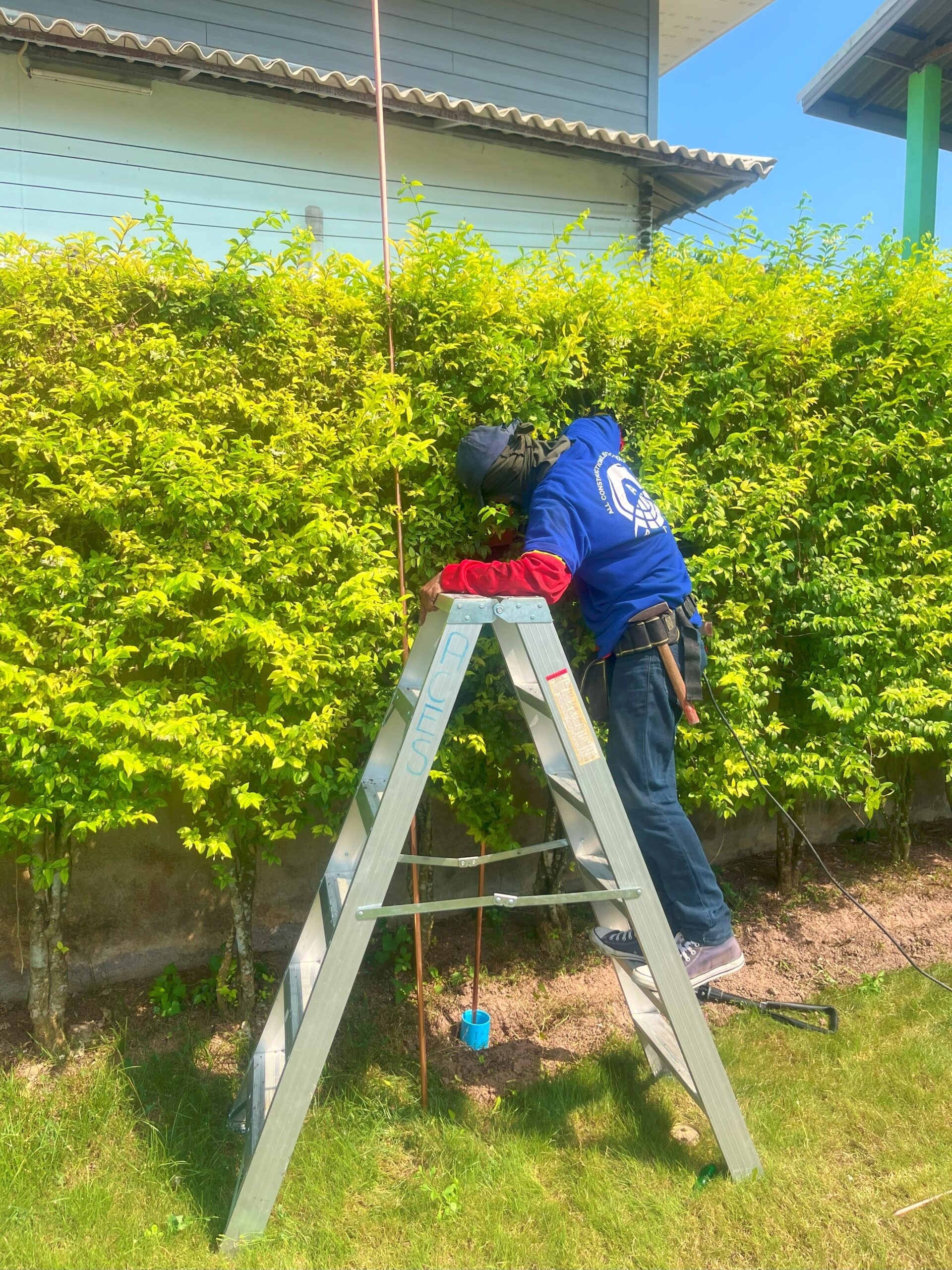Earth grounding rod installing