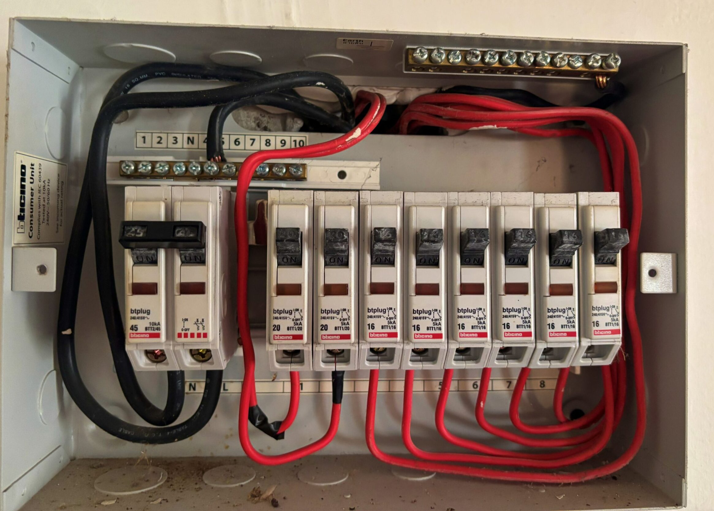Outdated 8-circuit residential electrical distribution board with looped jumpers before upgrade in Pattaya.