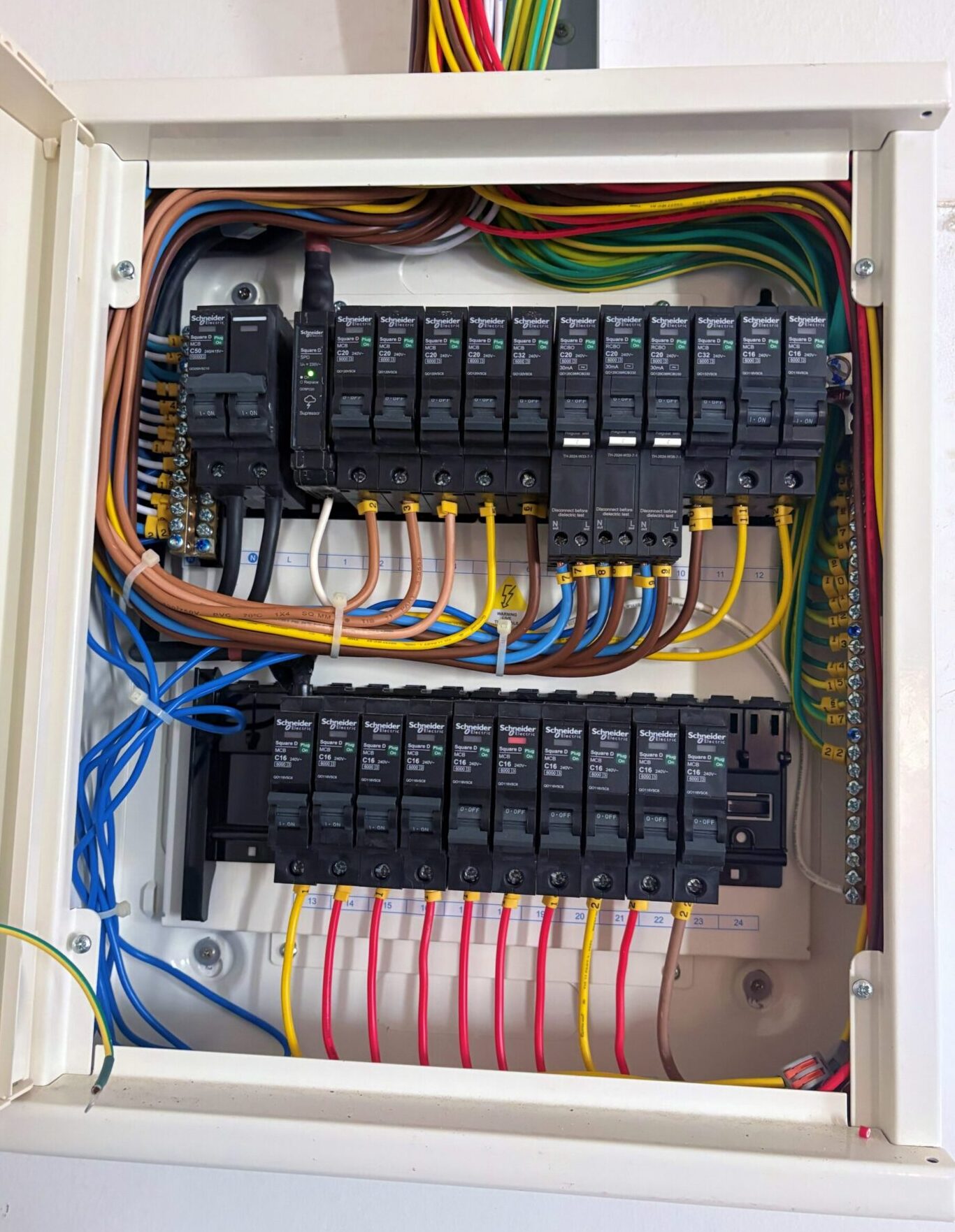 FConsumer unit modernization integrating existing wiring with new RCBO breakers in Pattaya.